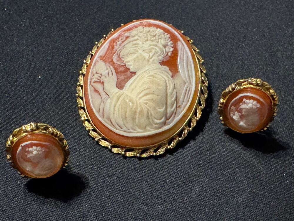 Vintage Cameo Brooch & Clip On Earrings Left Facing
